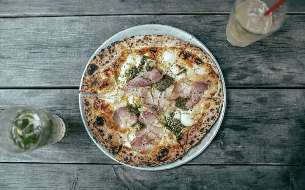 Pizza podana w restauracji w Norwegii