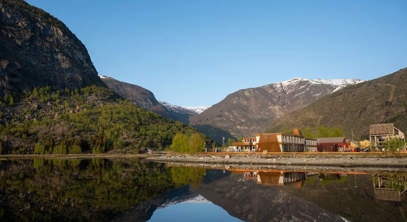 Norweski fiord i pub nad wodą