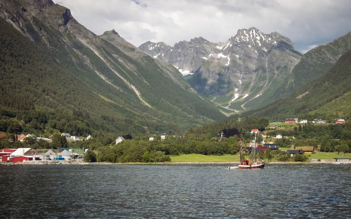 Ceny innych pamiątek z Norwegii Popularne norweskie pamiątki na drewnianym stole