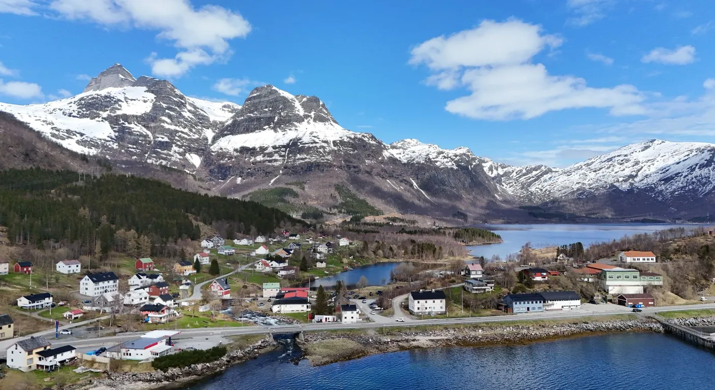 Norweskie osiedle mieszkaniowe wśród gór nad fiordem