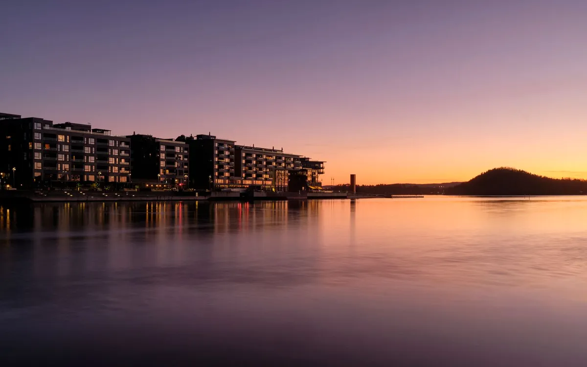 Restauracje nad nabrzeżem w Oslo o zmierzchu