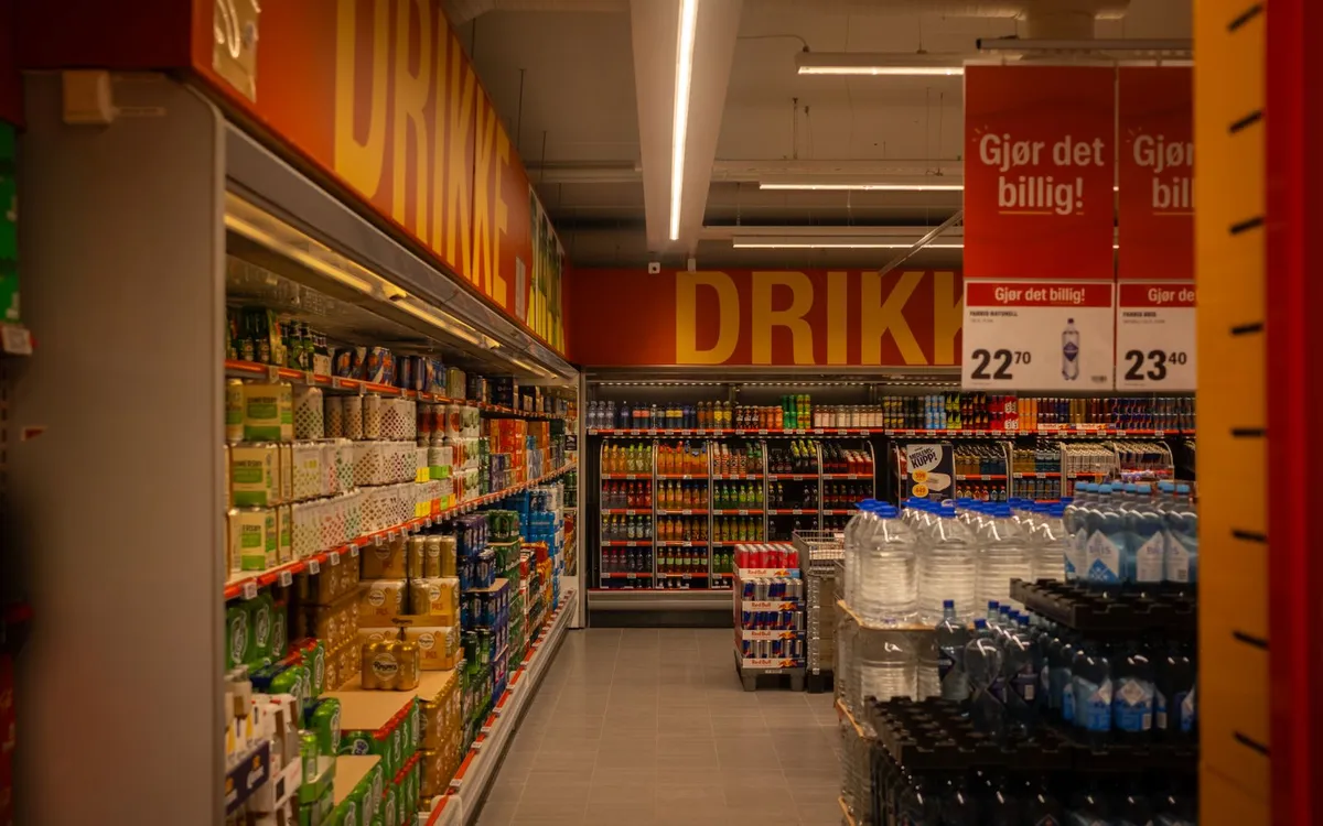 Półki z produktami spożywczymi w norweskim sklepie