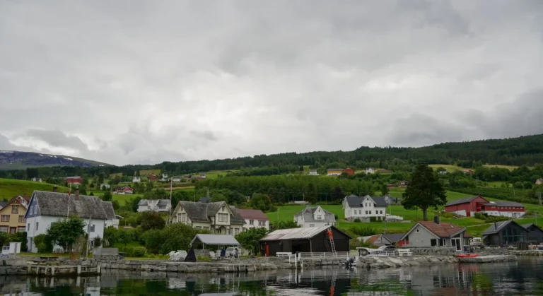 Norweski fiord i miasteczko pod wysokimi górami