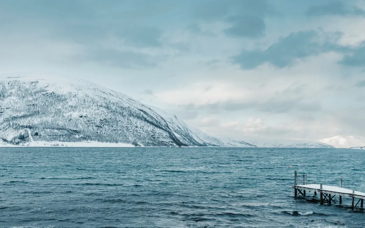 Butelkowana woda na tle norweskiego fiordu