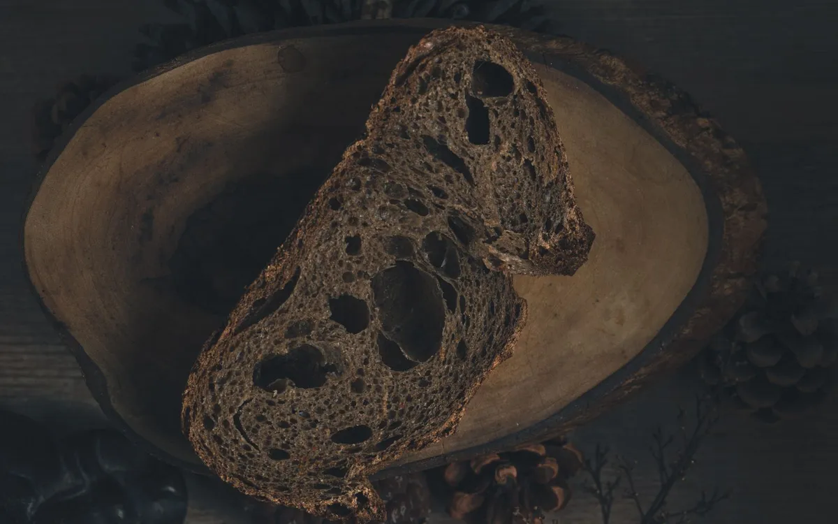 Dlaczego norweskie pieczywo kosztuje więcej Ciemne pieczywo i zboża na drewnianym stole