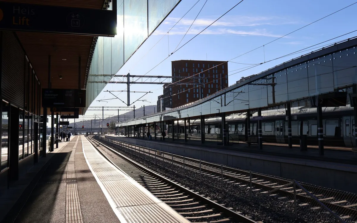 Pociąg lotniskowy przyjeżdża do centrum Oslo