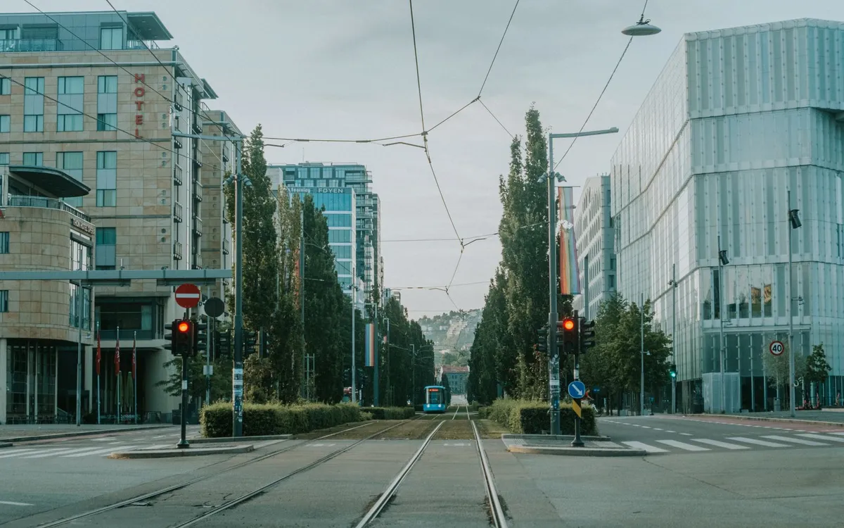 Pociąg lotniskowy jadący do centrum Oslo