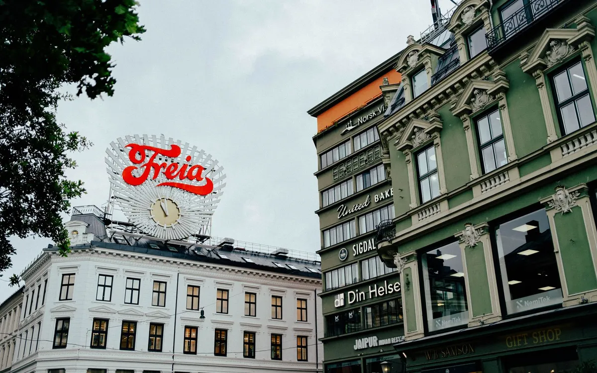 Ulica z lokalami gastronomicznymi w Oslo