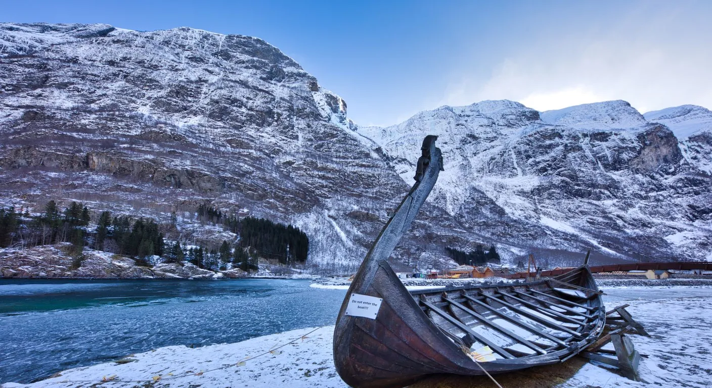 Świeży chleb na tle norweskiego fiordu