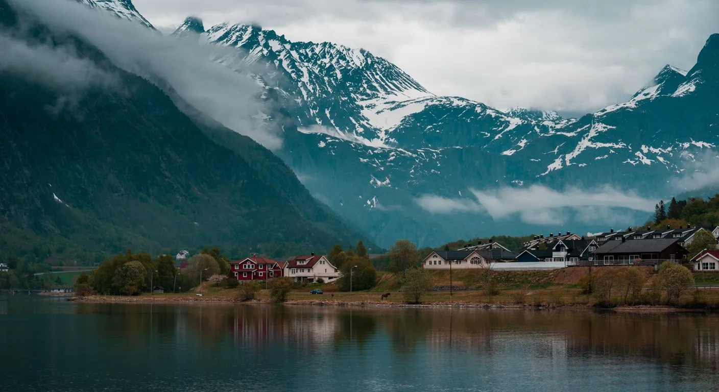 Dom nad norweskim fiordem i górami