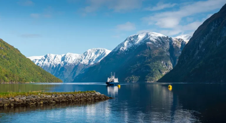 Rejs po norweskim fiordzie wśród wysokich gór