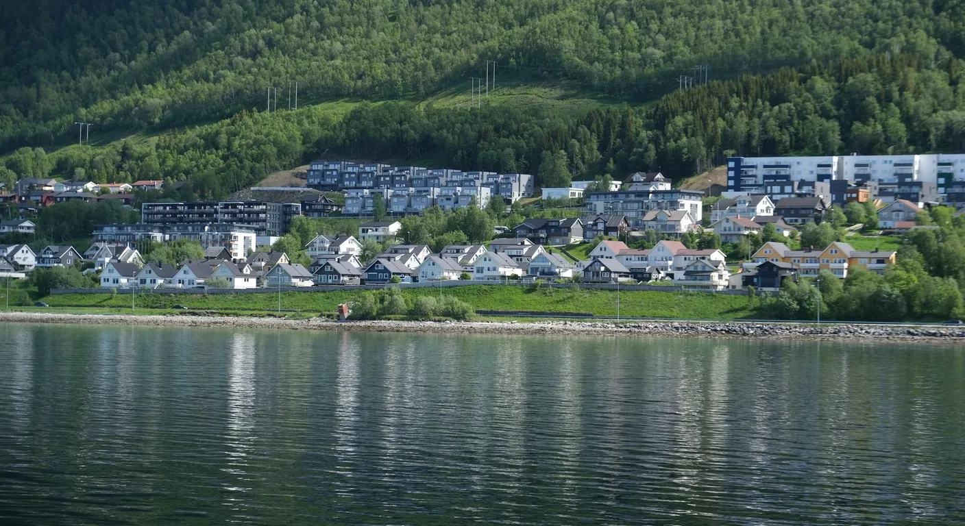 Norweski fiord i sklepy z pamiątkami