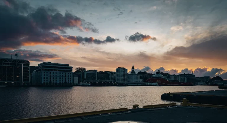 Restauracje nad nabrzeżem w Oslo wieczorem
