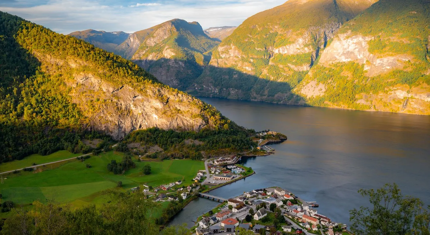 Piwo na tarasie z widokiem na norweski fiord