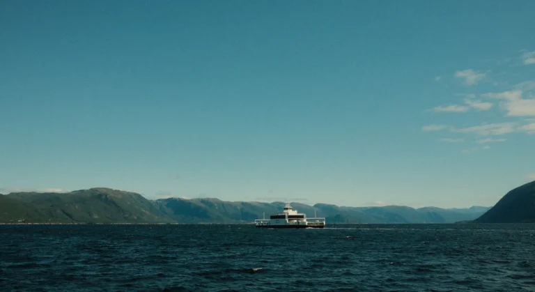 Prom płynący przez norweski fiord
