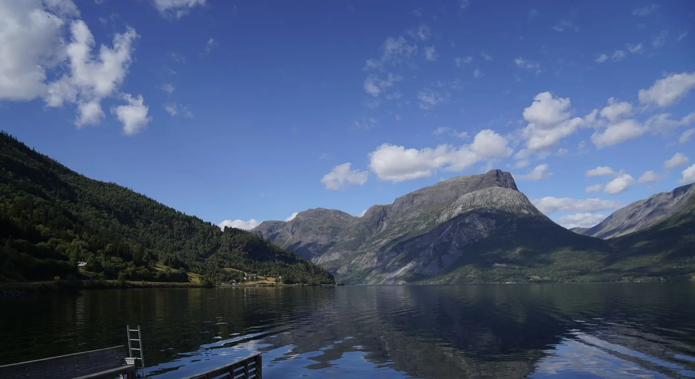 Krystalicznie czysta woda i norweski krajobraz górski