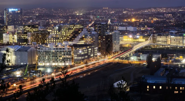 Wieczorna ulica Oslo w Norwegii