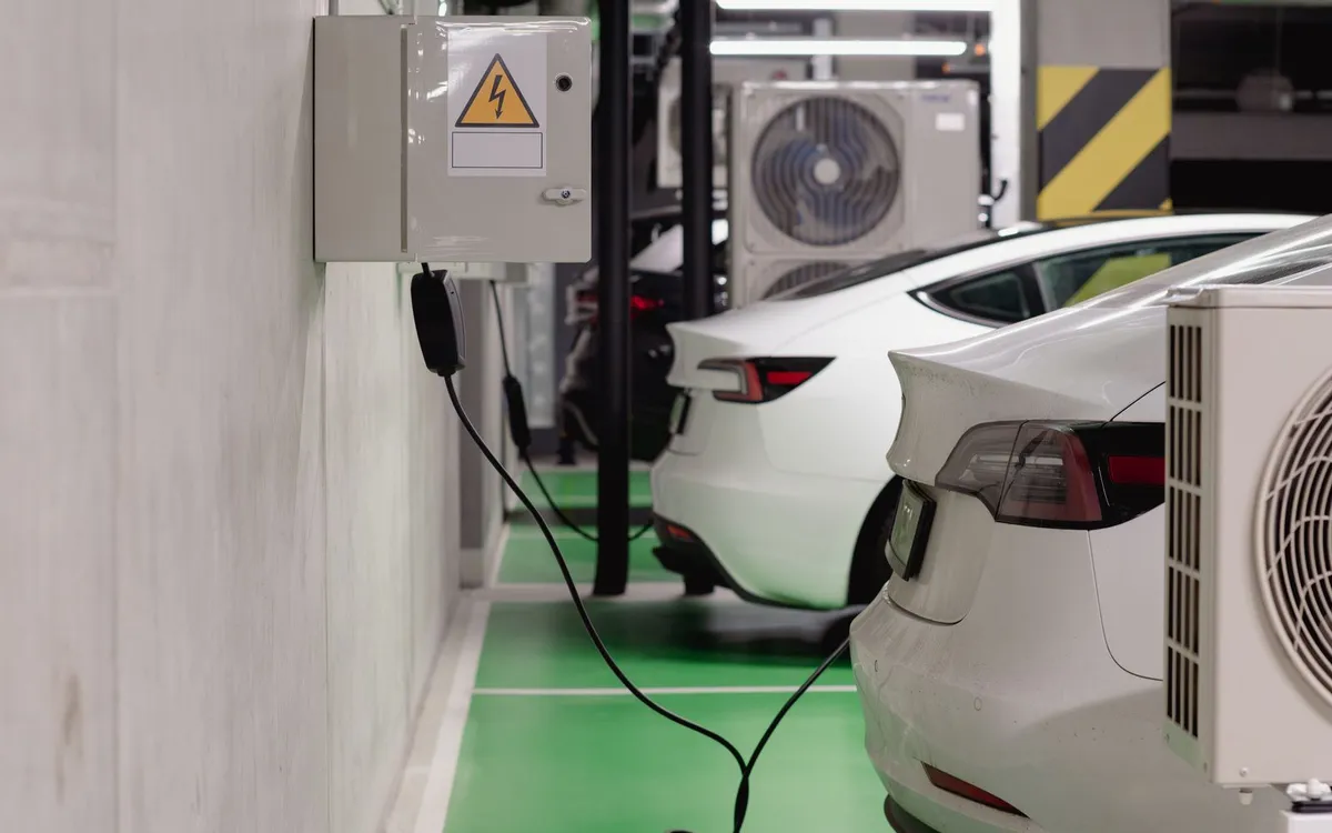 Ładowanie samochodu elektrycznego w Norwegii Stacja ładowania elektryków w norweskich górach