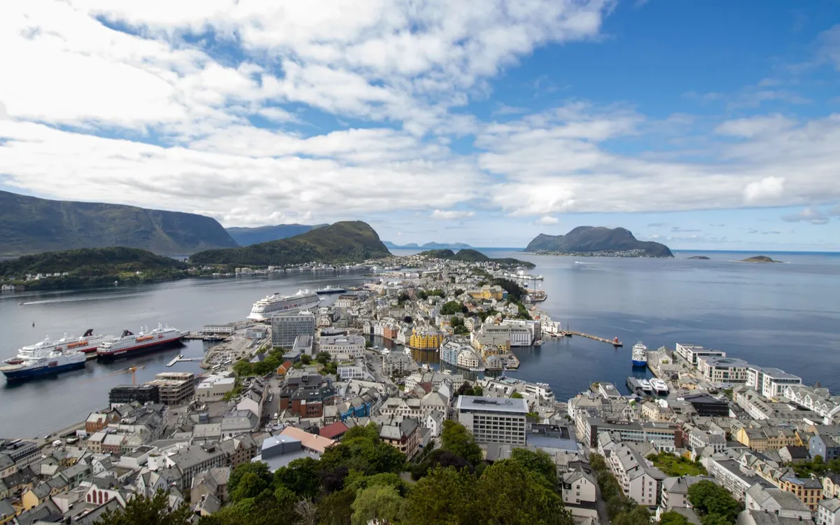 Miasto w Norwegii - praca i codzienne życie Nowoczesne norweskie miasto nad fiordem