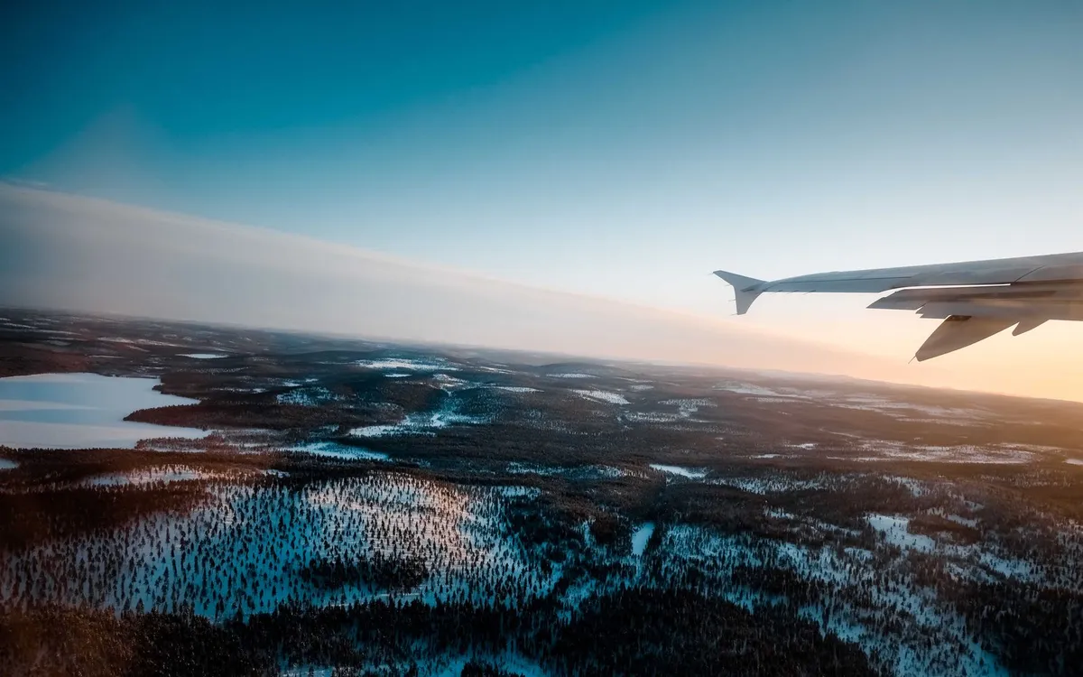Najlepszy termin rezerwacji lotu Widok z samolotu na norweskie góry o świcie