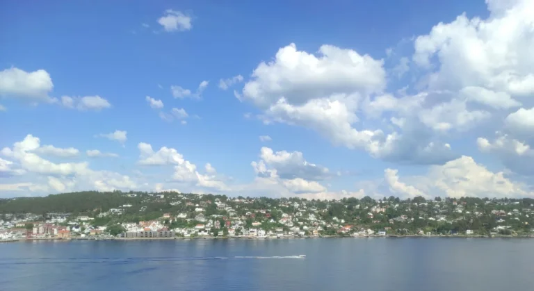 Panorama Oslo z nowoczesnymi mieszkaniami nad fiordem