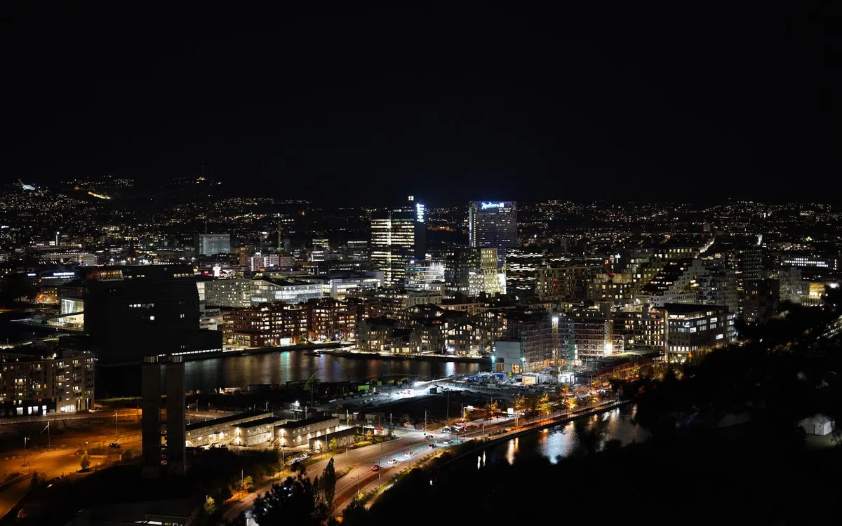 Nocna ulica w centrum Oslo