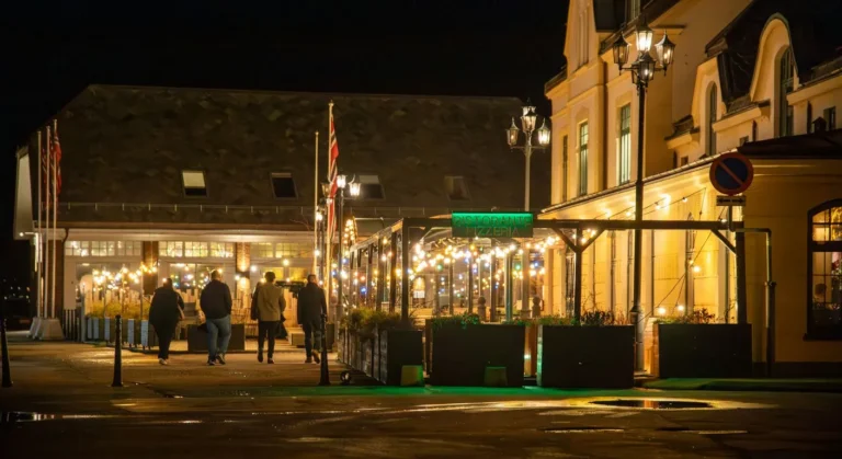 Przytulna restauracja w Oslo o wieczornej porze