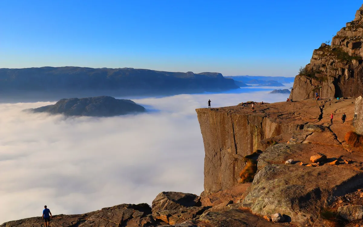 Parking przy wejściu na szlak Preikestolen Parking przy szlaku na Preikestolen w Norwegii