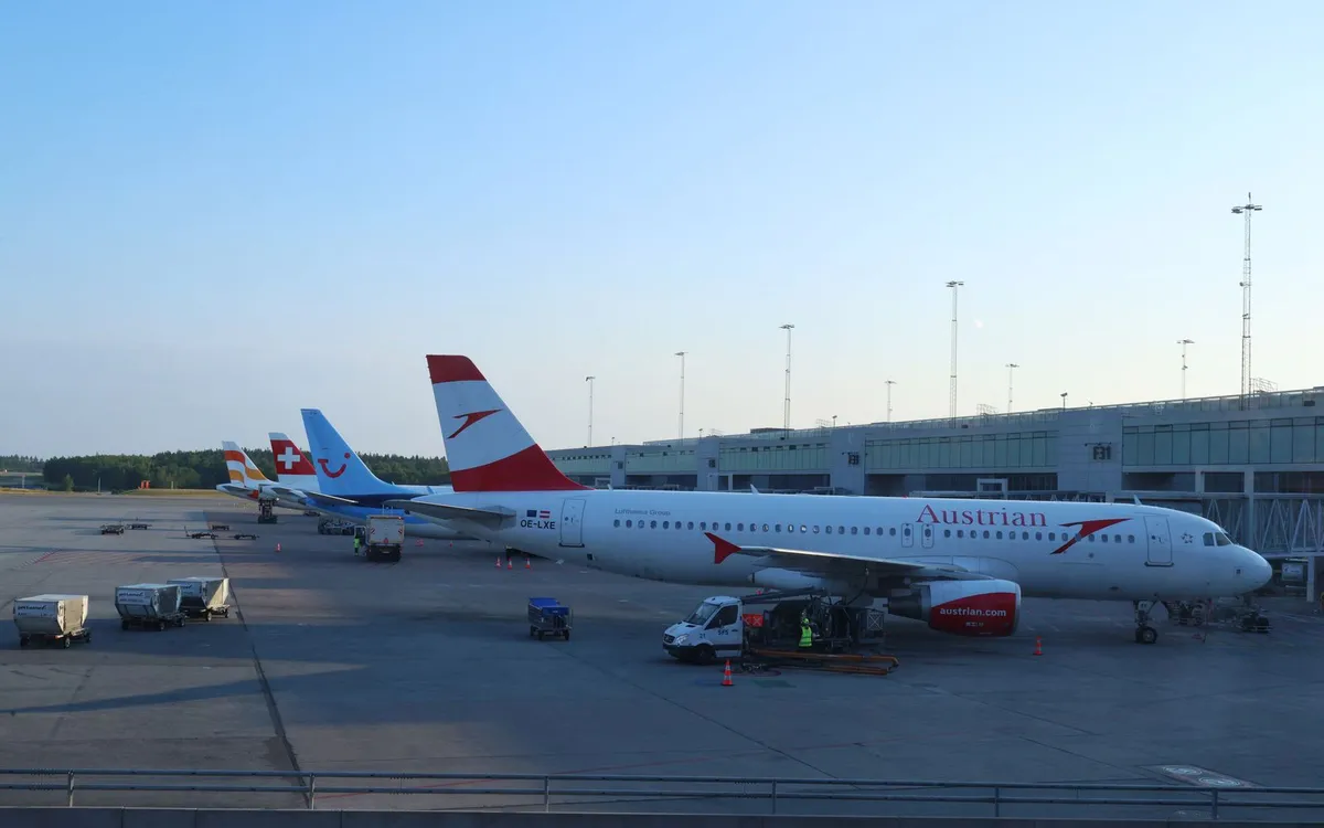 Porównanie lotnisk Gardermoen i Torp Terminal lotniska w Norwegii i samolot przy płycie