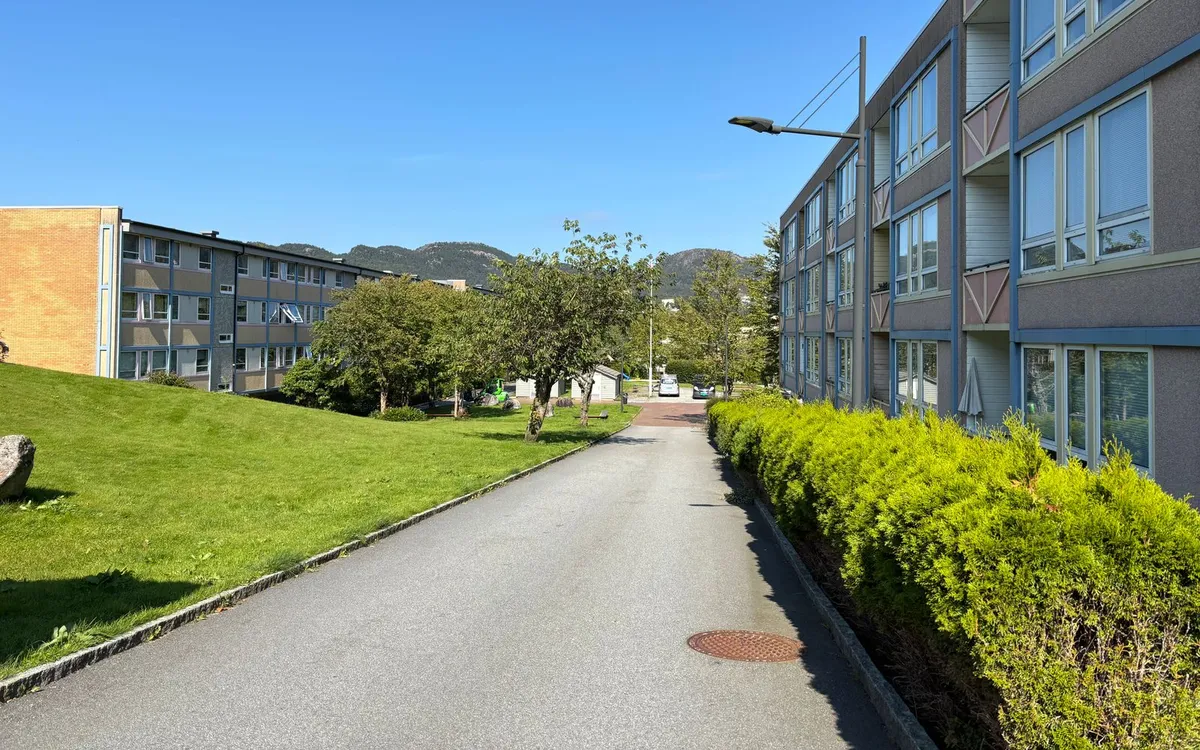 Poszukiwanie mieszkania w Norwegii Wejście do budynku mieszkalnego w Bergen
