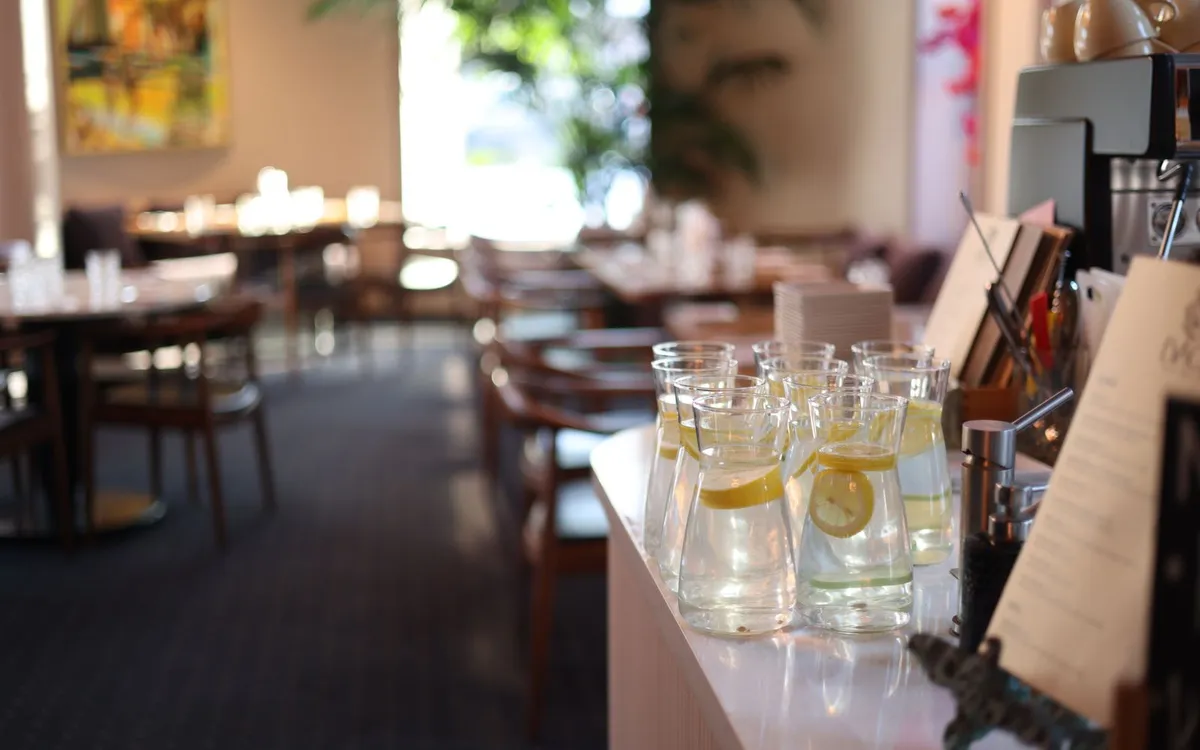 Rachunek w restauracji w Oslo Stolik restauracyjny z wodą i rachunkiem