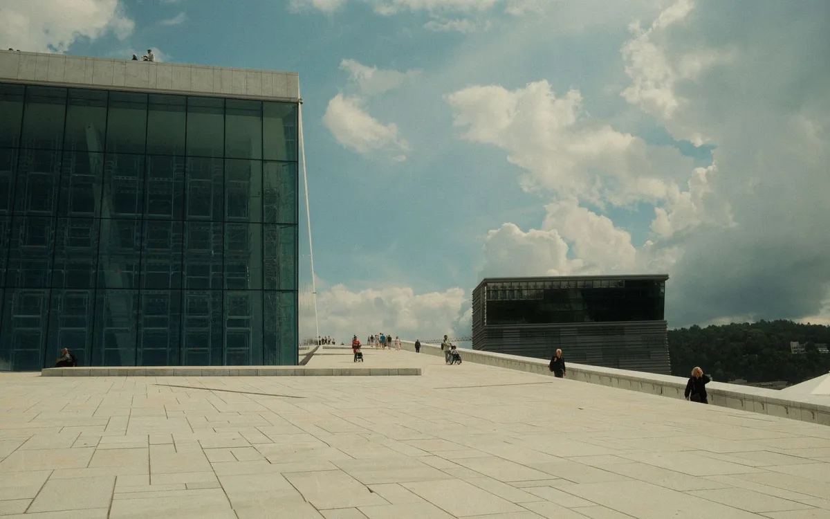 Weekendowe zwiedzanie Oslo Opera w Oslo nad spokojnym fiordem