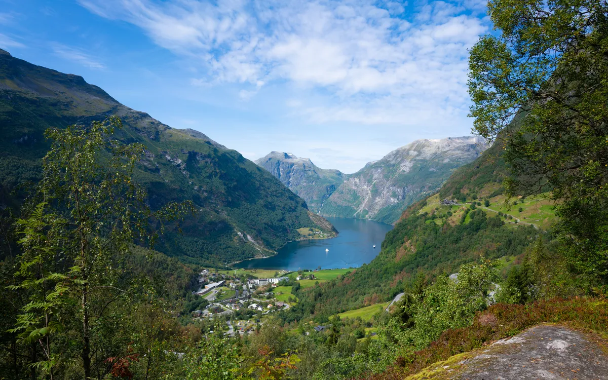 Wycieczka z przewodnikiem po norweskich fiordach Widok na fiord podczas wycieczki z przewodnikiem