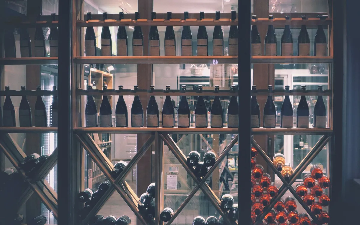 Zakup alkoholu w Vinmonopolet Butelki wina na półkach Vinmonopolet