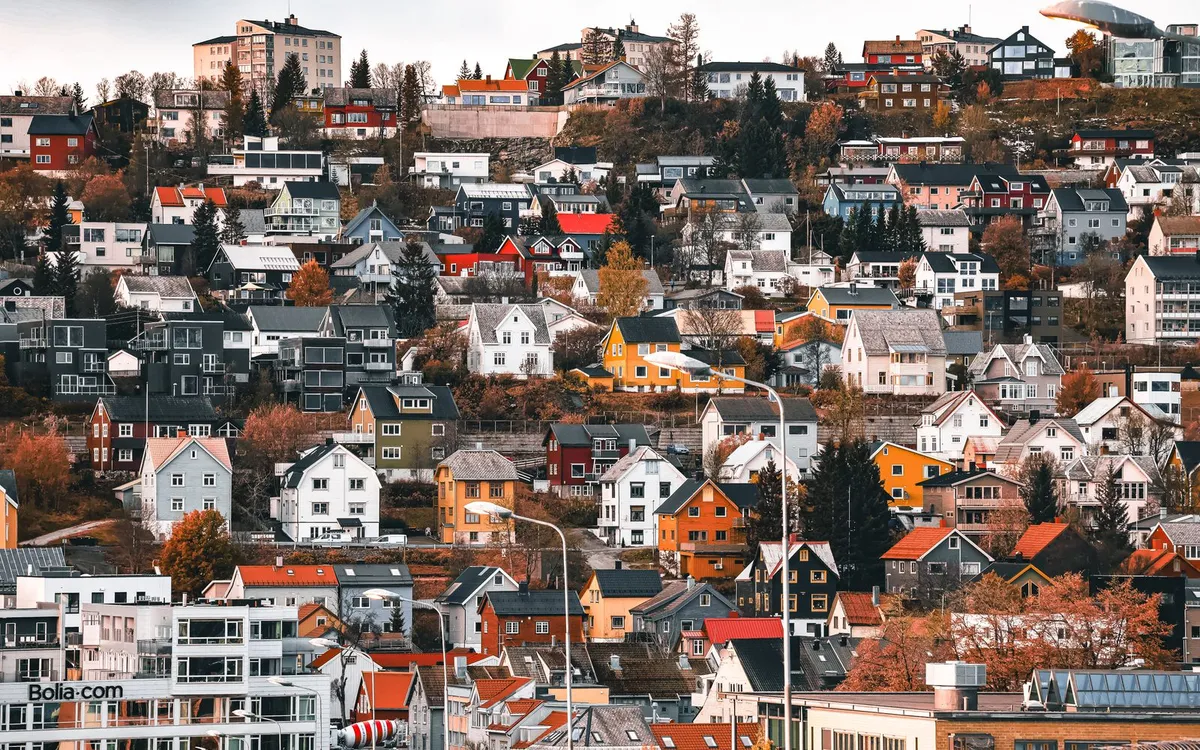 Zakup mieszkania w Norwegii przez Polaka Norweskie domy i mieszkania nad spokojnym fiordem