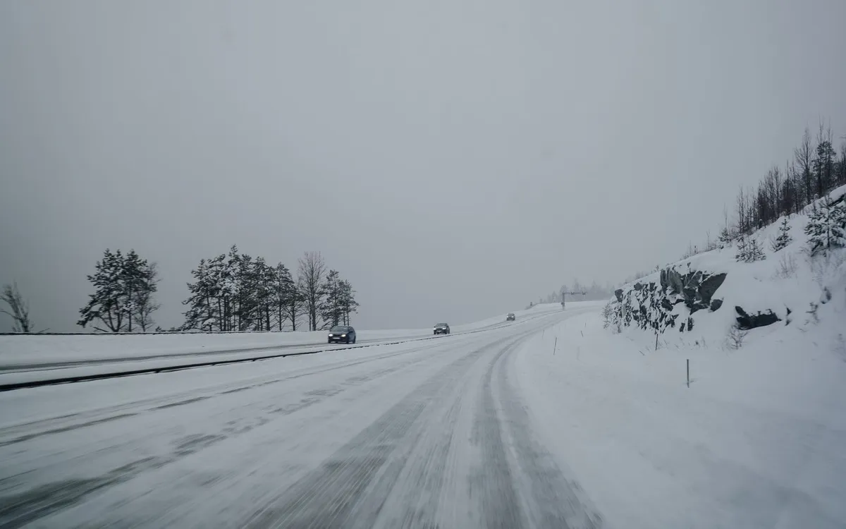 Zużycie energii elektryka zimą w Norwegii Elektryk na zaśnieżonej drodze w Norwegii