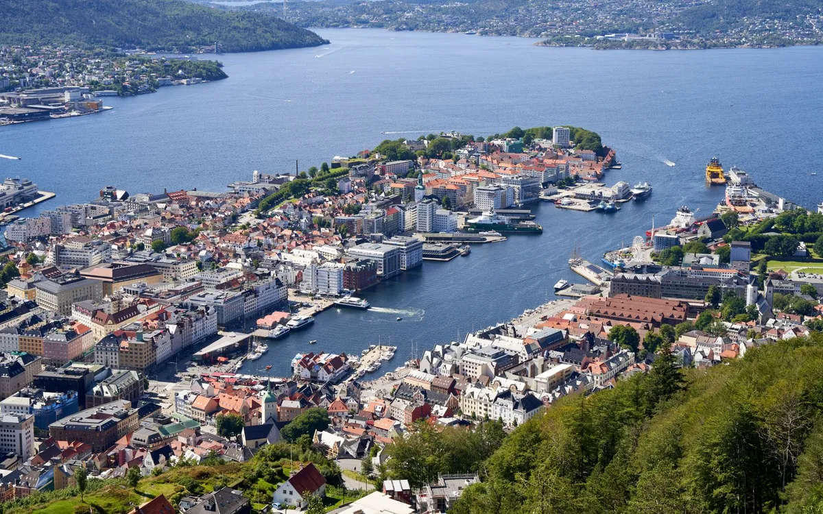 Życie w Norwegii - decyzja zależna od sytuacji Panorama norweskiego miasta nad fiordem